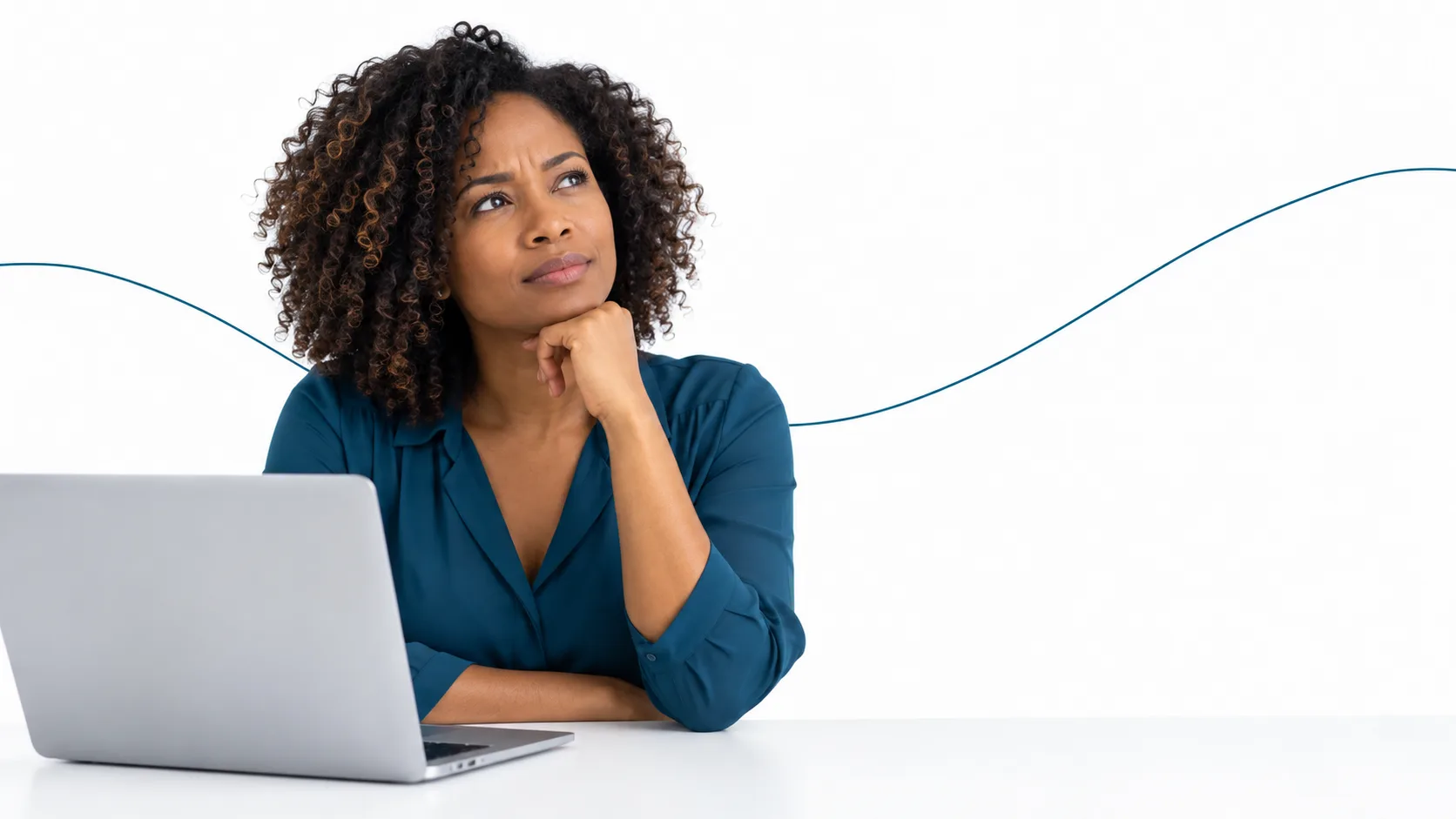 Entrepreneure pensive devant son ordinateur, illustrant les hésitations avant de créer son site Internet.